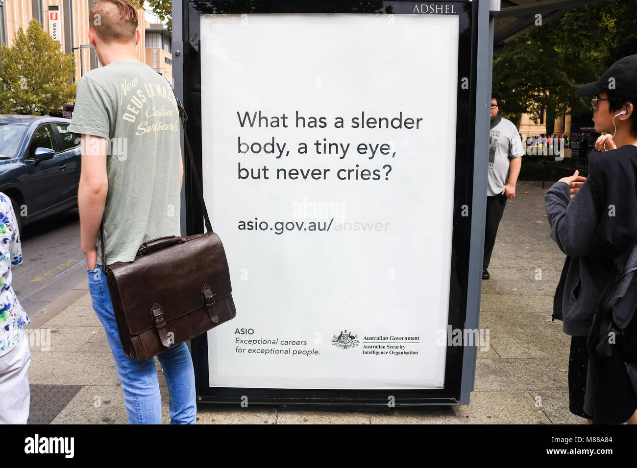 Adelaide Australien 16 März 2018. Ein Plakat der Einstellung Ad auf einer Bushaltestelle in Adelaide von (ASIO), der Australian Security Intelligence Organisation für Karrieren. ASIO ist der National Security Agency, die für den Schutz von Australien und seine Bürger vor Terrorismus, Spionage, Sabotage verantwortlich ist, wirkt der ausländischen Einmischung, politisch motivierte Gewalt, Angriffe auf die Australian Defence Systems und ist vergleichbar mit dem britischen MI5 und das FBI in den USA Credit: Amer ghazzal/Alamy leben Nachrichten Stockfoto