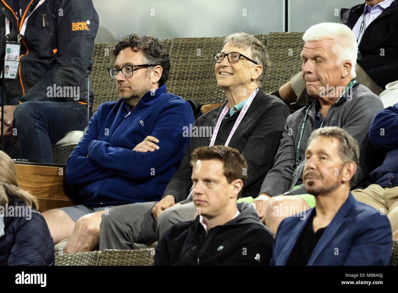 Indian Wells, Kalifornien, USA. 15. März, 2018. Tommy Haas verlässt den Hof mit Roger Federer nach offiziell seinen Ruhestand Ankündigung zu einer Zeremonie Nach dem Match gegen Roger Federer quarterfnal Hyeon Chung bei der BNP Paribas Open in Indian Wells Tennis Garden am 15. März in Indian Wells, Kalifornien 2018. Personen: Bill Gates, Larry Ellison Credit: Stürme Media Group/Alamy leben Nachrichten Stockfoto