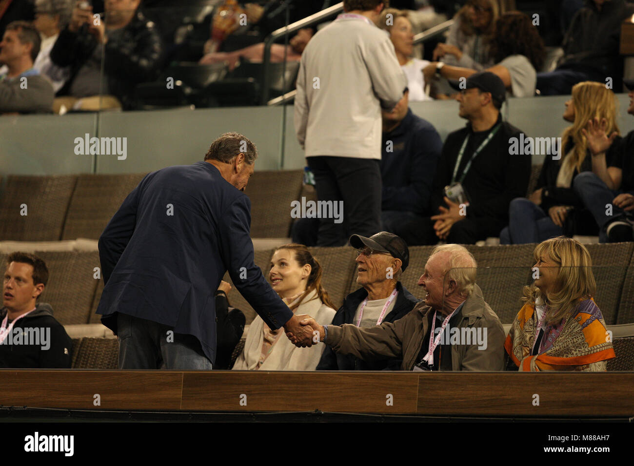 Indian Wells, Kalifornien, USA. 15. März, 2018. Tommy Haas verlässt den Hof mit Roger Federer nach offiziell seinen Ruhestand Ankündigung zu einer Zeremonie Nach dem Match gegen Roger Federer quarterfnal Hyeon Chung bei der BNP Paribas Open in Indian Wells Tennis Garden am 15. März in Indian Wells, Kalifornien 2018. Personen: Larry Ellison, der Rod Laver Credit: Stürme Media Group/Alamy leben Nachrichten Stockfoto