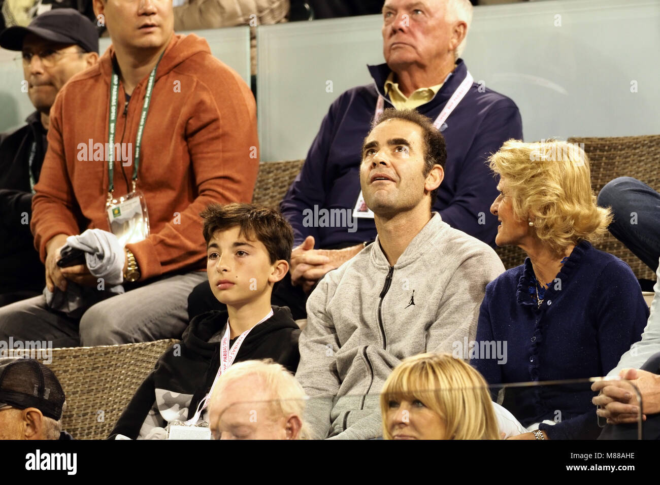 Indian Wells, Kalifornien, USA. 15. März, 2018. Tommy Haas verlässt den Hof mit Roger Federer nach offiziell seinen Ruhestand Ankündigung zu einer Zeremonie Nach dem Match gegen Roger Federer quarterfnal Hyeon Chung bei der BNP Paribas Open in Indian Wells Tennis Garden am 15. März in Indian Wells, Kalifornien 2018. Personen: Pete Sampras Credit: Stürme Media Group/Alamy leben Nachrichten Stockfoto