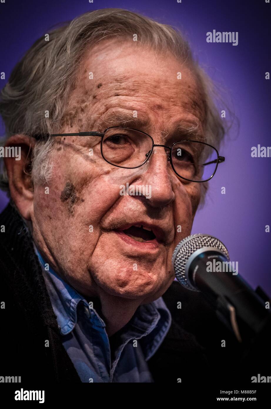 Massachusetts Institut Fur Technologie Usa 15 Marz 2018 Noam Chomsky Bot Die Konferenz Gangter Kapitalismus Und Grenzuberschreitende Widerstande Durch Colegio Sonora Im Centro De Las Artes Chomsky Philosoph Organisiert Politikwissenschaftler