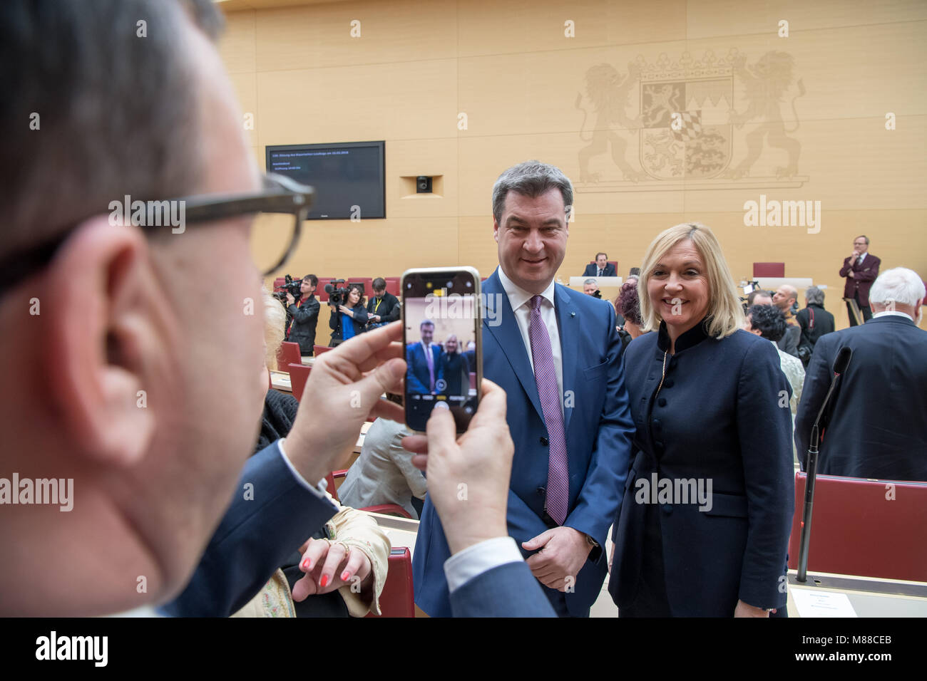 München, Deutschland. 16 März 2018, Deutschland, München: Markus Soeder (l), den Bayerischen Ministerpräsidenten wählt, stellt für Bilder mit parlamentarier Beate Merk vor der Teilnahme an einem speziellen Fraktionssitzung ihrer Partei, der Christlich Sozialen Union (CSU). Soeder dient als der Nachfolger von CSU-Chef Horst Seehofer, der am 13. März zurückgetreten ist. Foto: Peter Kneffel/dpa Quelle: dpa Picture alliance/Alamy leben Nachrichten Stockfoto