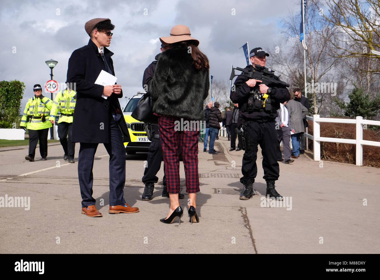 Cheltenham Festival, Gloucestershire, Großbritannien - Freitag, 16. März 2018 - Rennen goers Chat mit bewaffneten Polizisten am Cheltenham Racing Festival vor diesem Nachmittage Classic Gold Cup Rennen. Steven Mai/Alamy leben Nachrichten Stockfoto