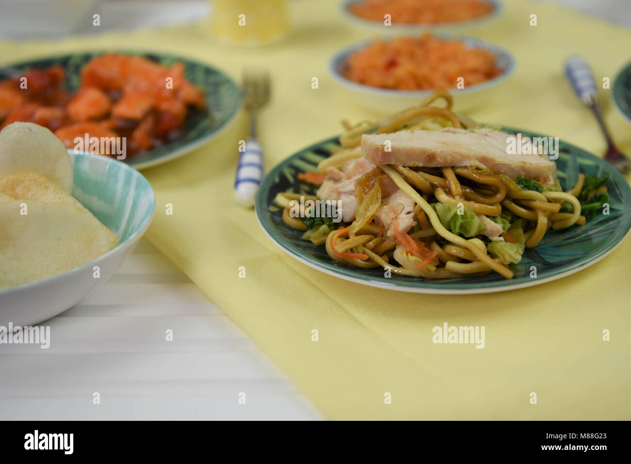 Chinesisch Essen zum Mitnehmen von Chicken noodle Chow mien auf Weiß Stockfoto