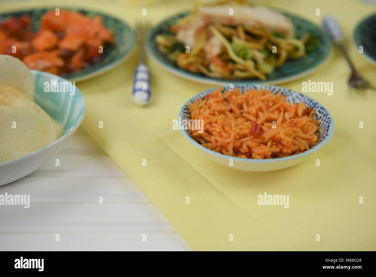 Tabelle der serviert frische chinesische Lebensmittel mit Reis Stockfoto