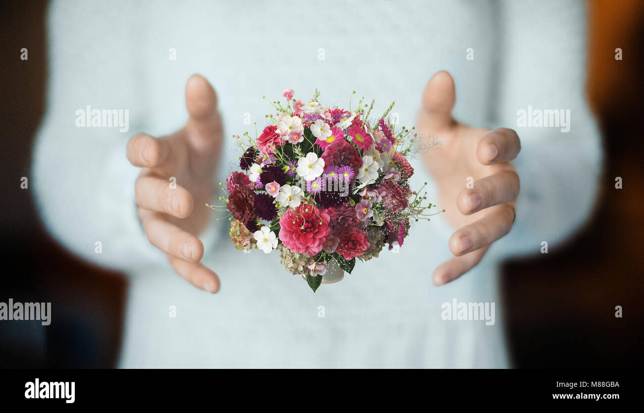Strauß auf Hand, Blumen, Braut, Feder Stockfoto