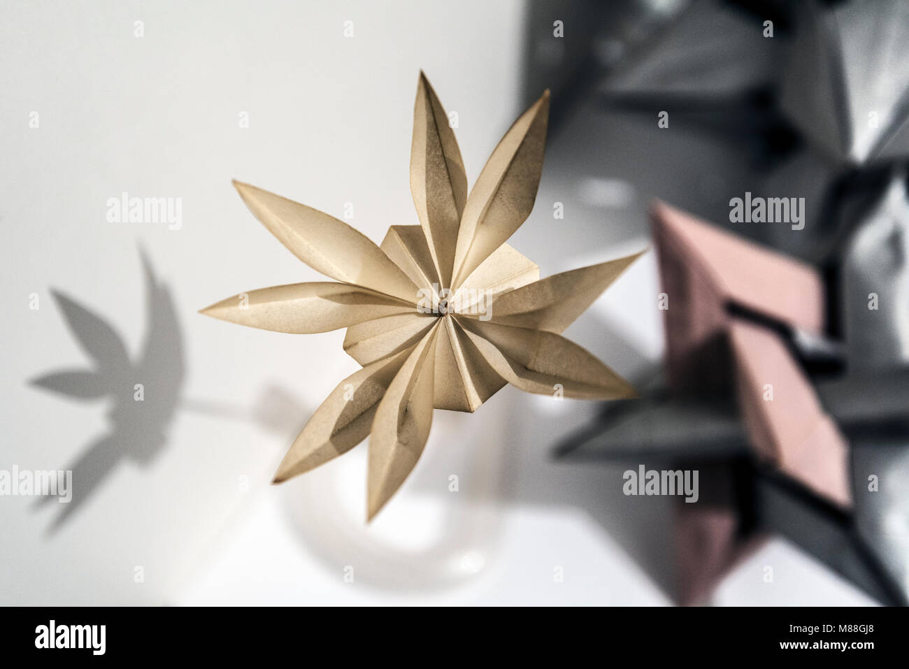 Origami Papier weiße Blume studio Makro Nahaufnahme Stockfoto