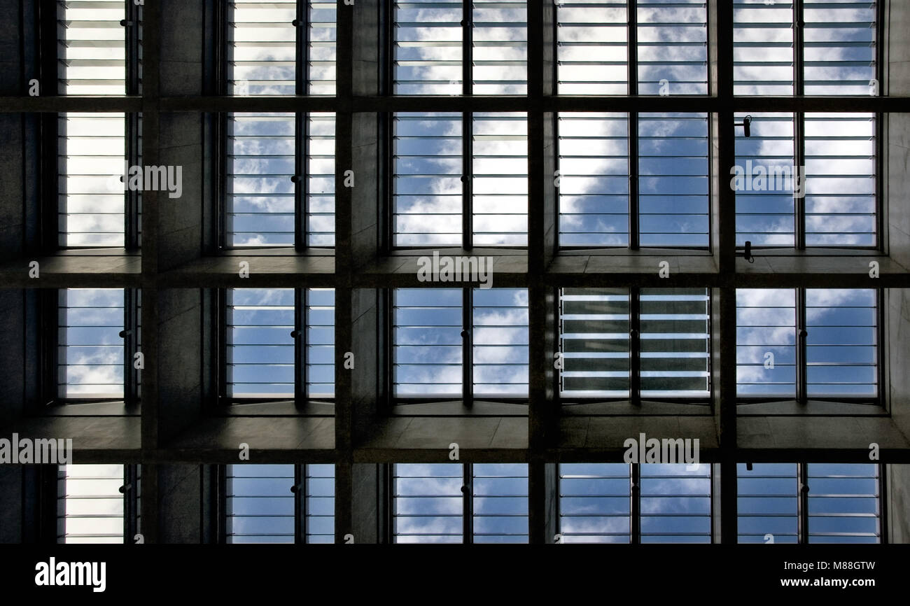 Bis auf den blauen Himmel mit Wolken durch das Dach Fenster mit allen Licht Jalousien geöffnet, aber eine geschlossen. Stockfoto
