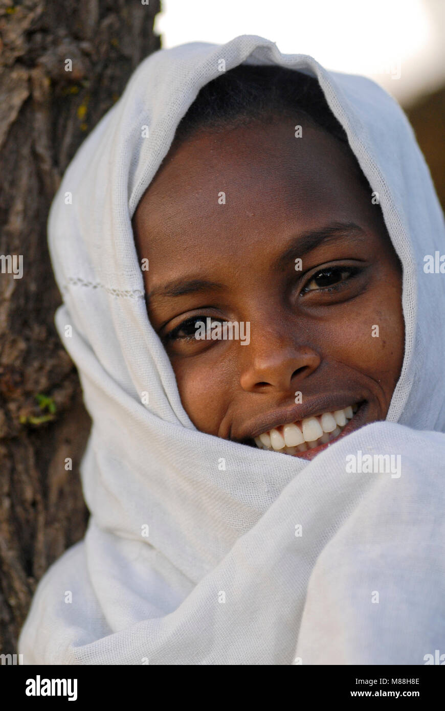 Äthiopien Lalibela, Mädchen mit weißen Schal/AETHIOPIEN Lalibela, Maedchen mit weissem Schal Stockfoto