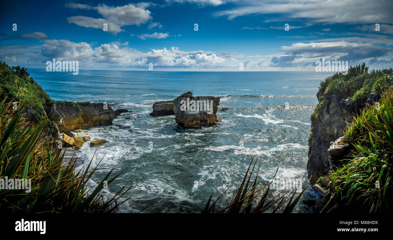 Wellen, Wirbel und Gischt in die Tasmanische See, Neuseeland Stockfoto