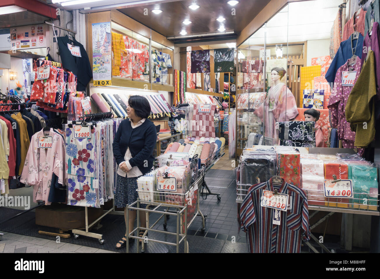 Japanische Clothing Store mit traditioneller Kleidung wie Kimonos in der Stadt Tokio, Japan Stockfoto