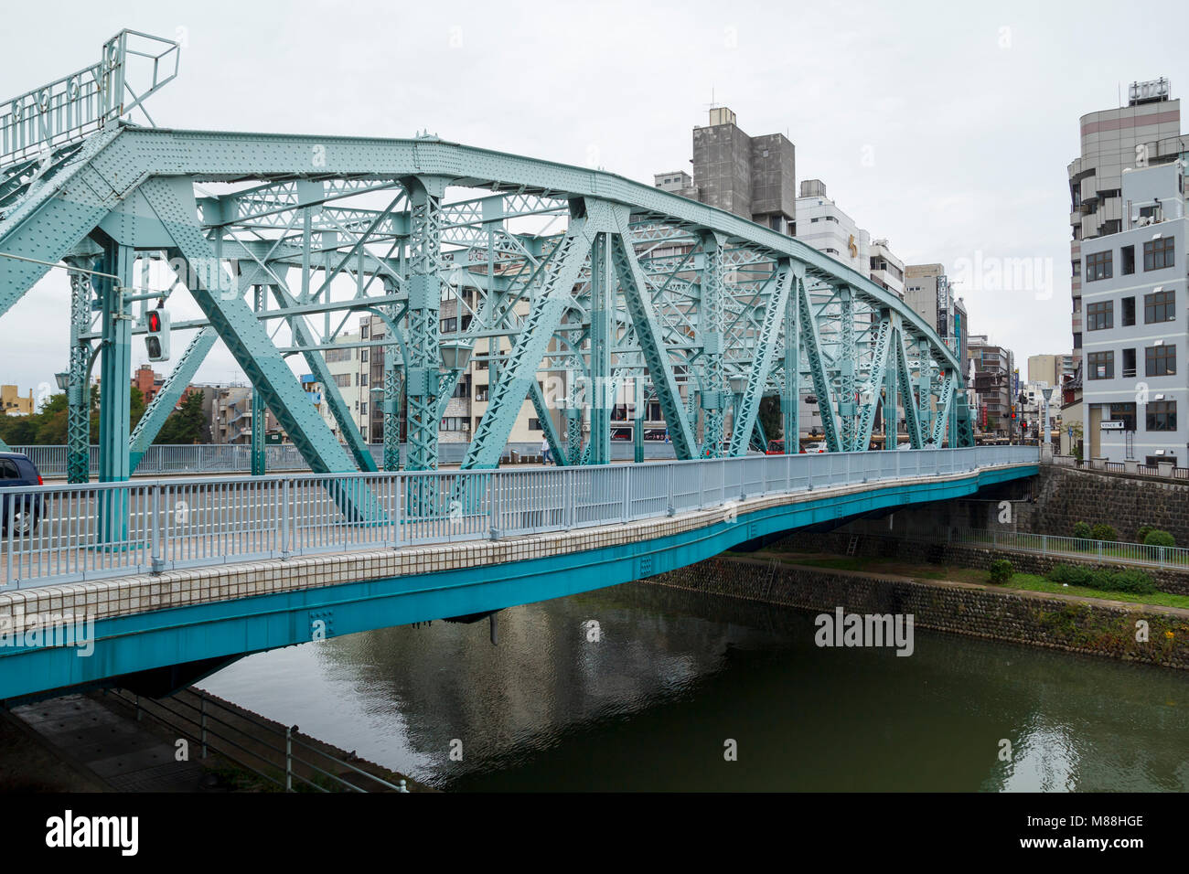 Eiserne Brücke in Nishi Chaya Bezirk, einem traditionellen japanischen Stil in Kanazawa, Japan Stockfoto