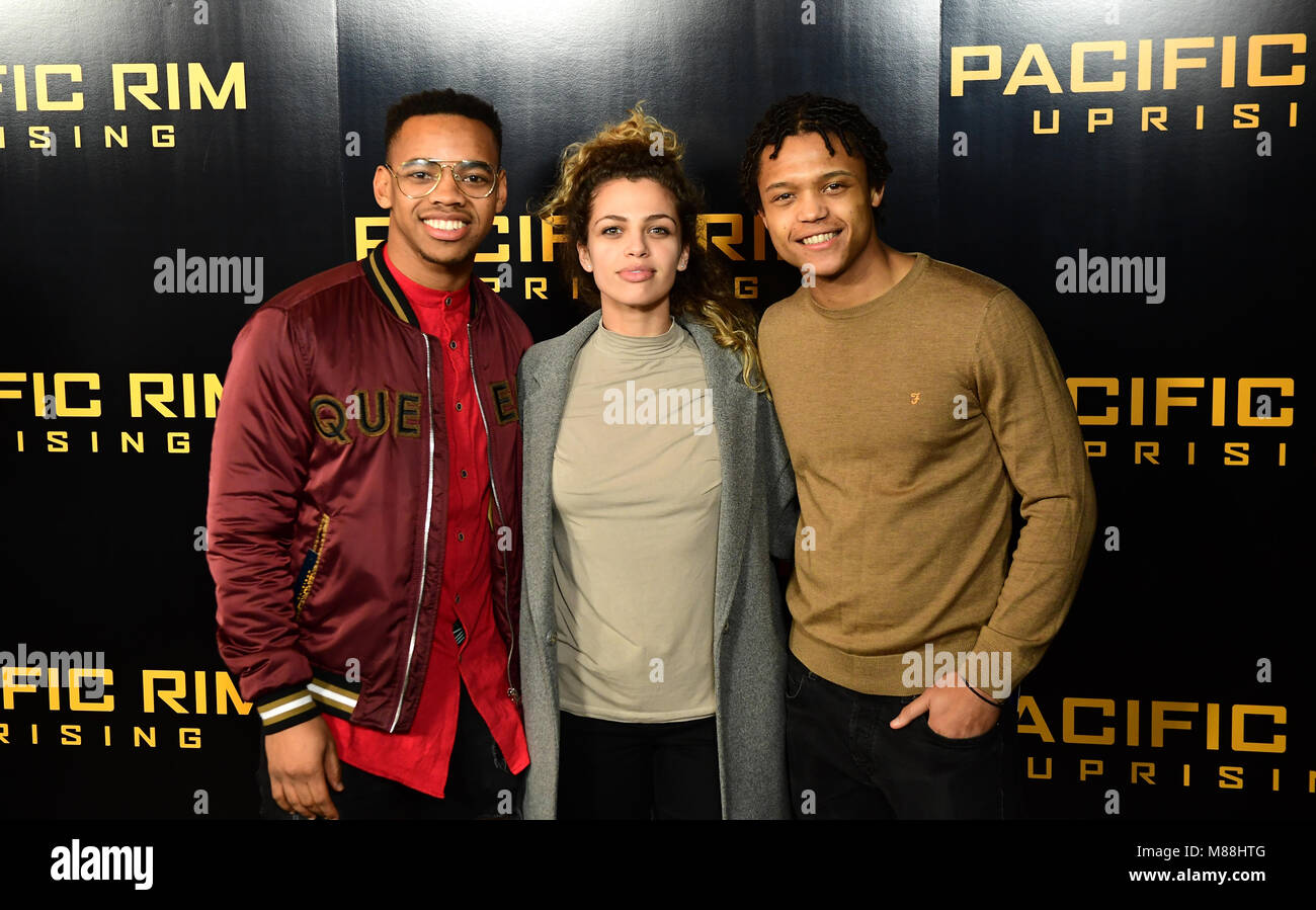 Jupiters Furt, Nush bewältigen und Percelle Ascot der Mauer der Komödie an einem Special Screening von Pacific Rim Aufstand, an den Vue West End, London Stockfoto