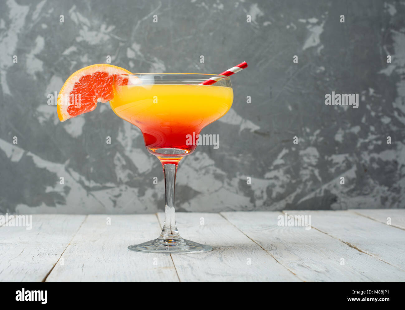 Farbenfrohe Cocktails in der Nähe bis zu konkreten Hintergrund mit kopieren. Stockfoto