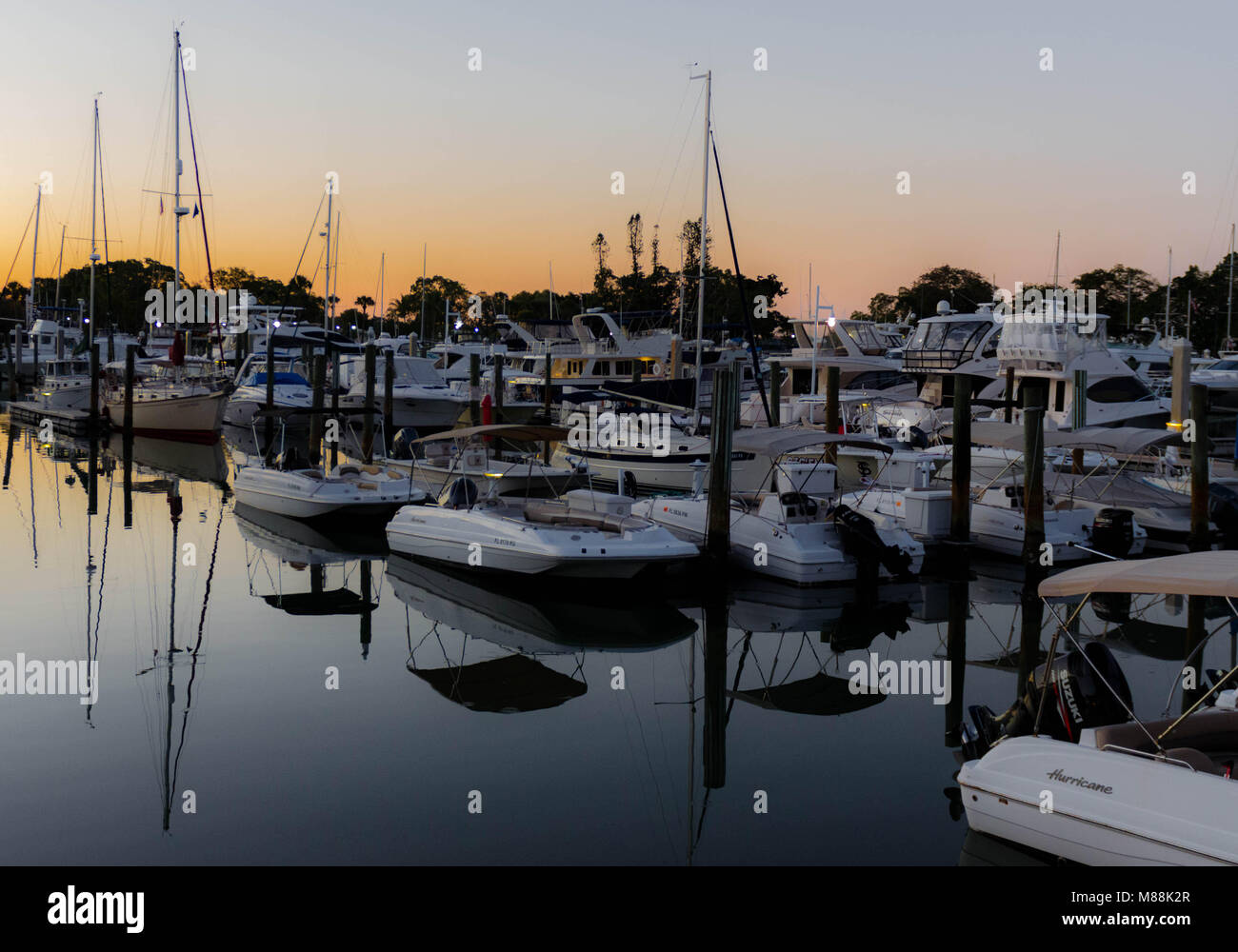 Am frühen Morgen Erfassen von Sarasota spring break Sonnenaufgang in der Mitte März 2018 im Marina Buchsen Piers. Stockfoto