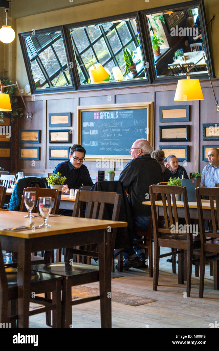 Menschen sitzen und essen - das Interieur von WEST Auf dem Grün am West Brauerei in Glasgow, Schottland Stockfoto