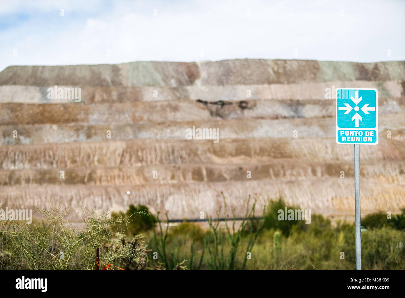 Brandschutzeinrichtungen, Feuerlöscher, Schläuche und Wasser Buchten. Treffpunkt und Sicherheitsbeschilderung im Bergbau. Handschuhe, Helm und Weste. Stockfoto