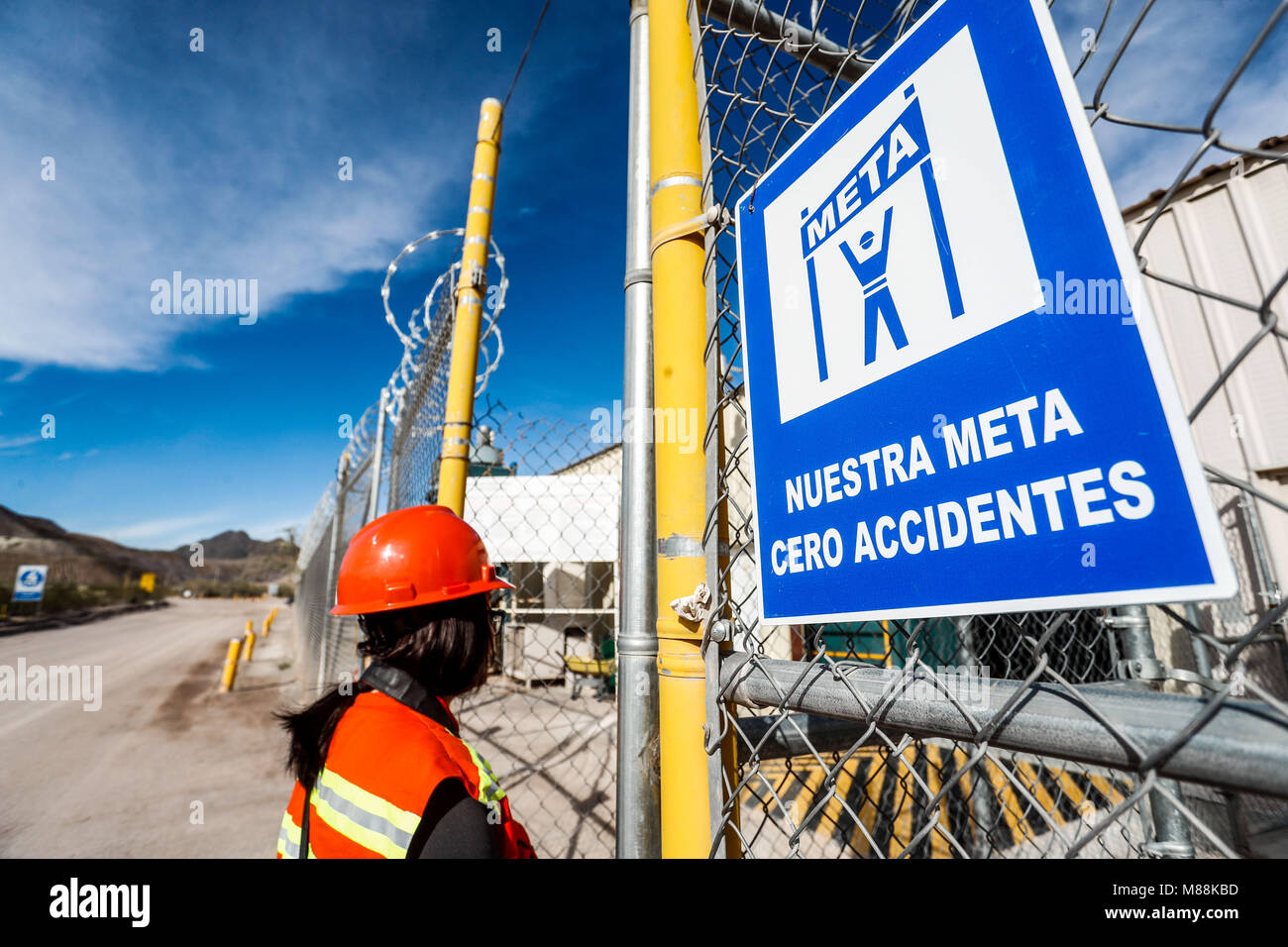 Brandschutzeinrichtungen, Feuerlöscher, Schläuche und Wasser Buchten. Treffpunkt und Sicherheitsbeschilderung im Bergbau. Handschuhe, Helm und Weste. Stockfoto