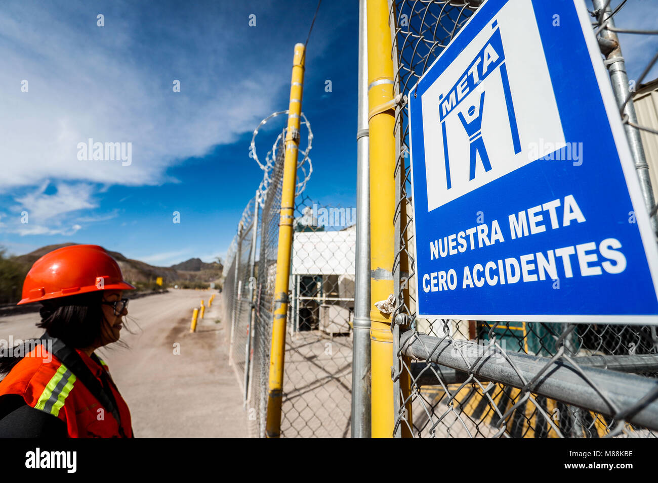 Brandschutzeinrichtungen, Feuerlöscher, Schläuche und Wasser Buchten. Treffpunkt und Sicherheitsbeschilderung im Bergbau. Handschuhe, Helm und Weste. Stockfoto