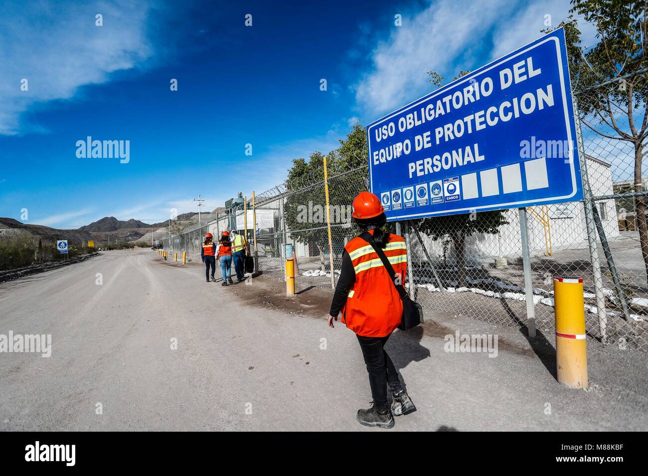 Brandschutzeinrichtungen, Feuerlöscher, Schläuche und Wasser Buchten. Treffpunkt und Sicherheitsbeschilderung im Bergbau. Handschuhe, Helm und Weste. Stockfoto