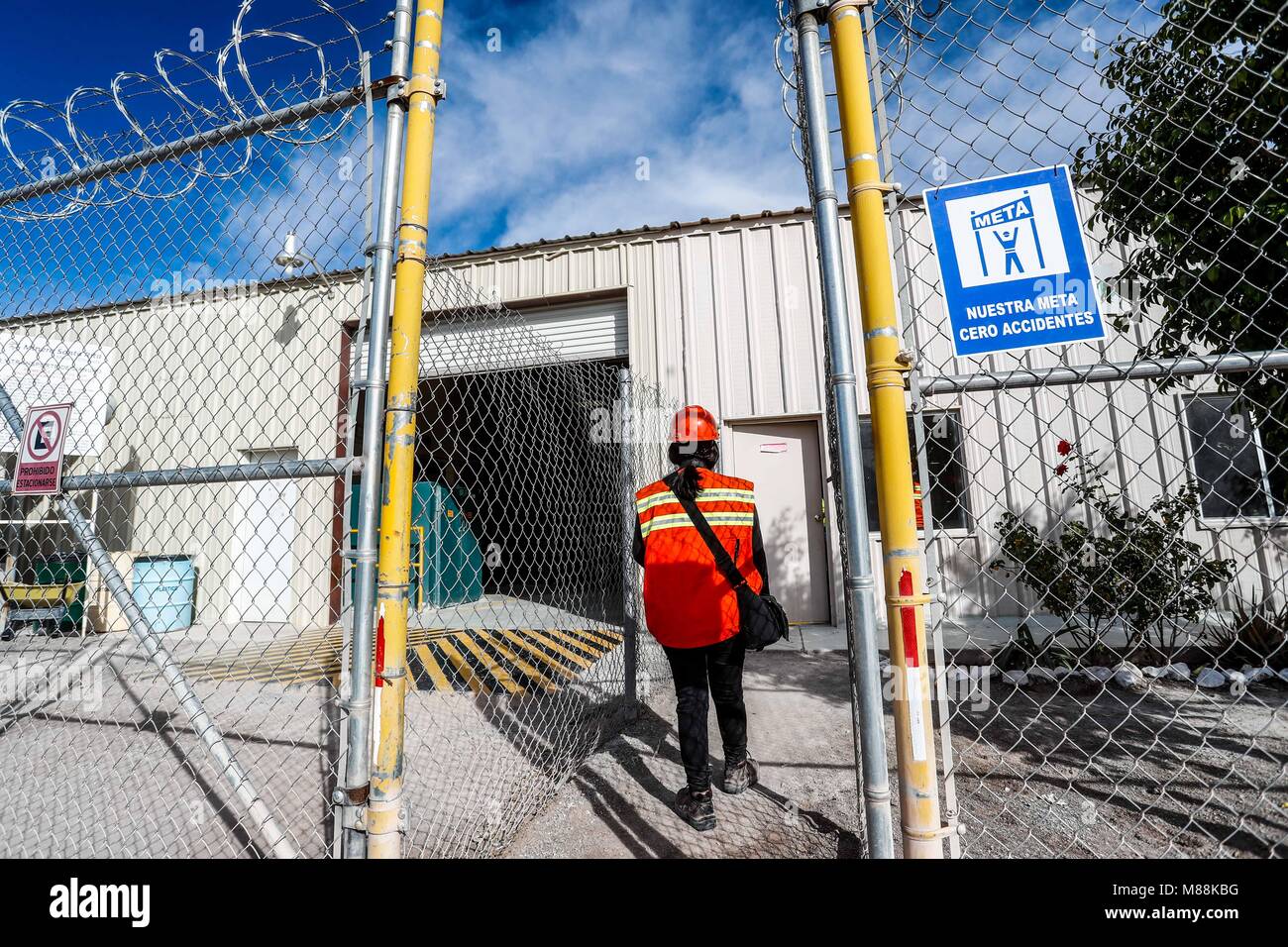 Brandschutzeinrichtungen, Feuerlöscher, Schläuche und Wasser Buchten. Treffpunkt und Sicherheitsbeschilderung im Bergbau. Handschuhe, Helm und Weste. Stockfoto