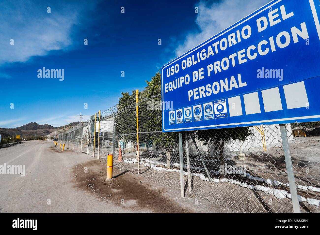 Brandschutzeinrichtungen, Feuerlöscher, Schläuche und Wasser Buchten. Treffpunkt und Sicherheitsbeschilderung im Bergbau. Handschuhe, Helm und Weste. Stockfoto