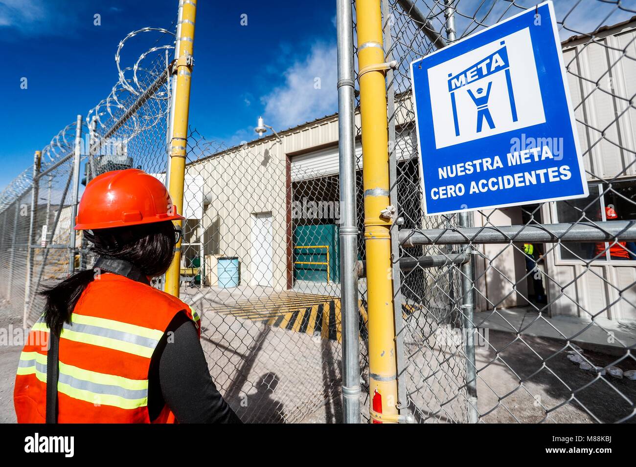 Brandschutzeinrichtungen, Feuerlöscher, Schläuche und Wasser Buchten. Treffpunkt und Sicherheitsbeschilderung im Bergbau. Handschuhe, Helm und Weste. Stockfoto