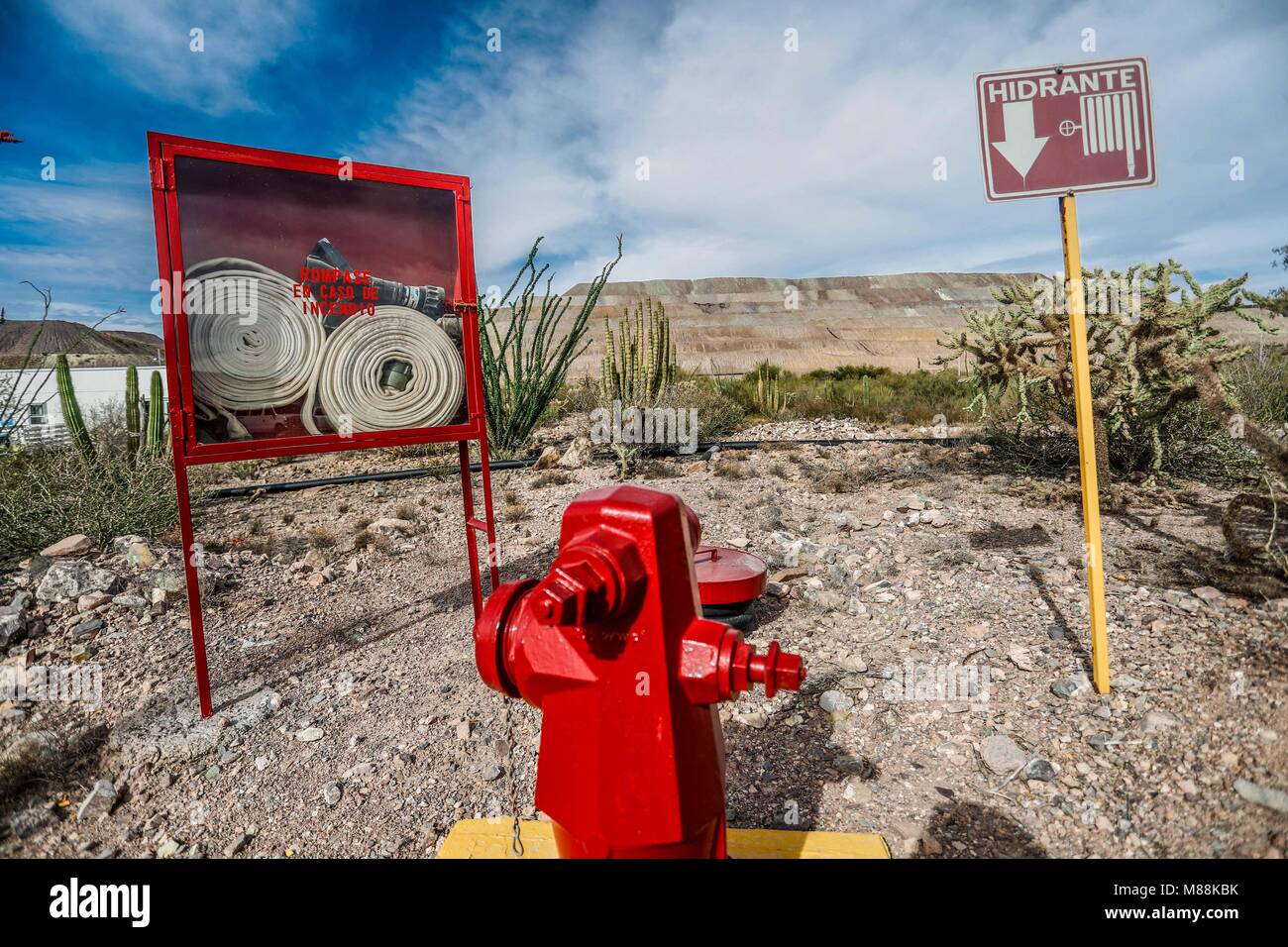 Brandschutzeinrichtungen, Feuerlöscher, Schläuche und Wasser Buchten. Treffpunkt und Sicherheitsbeschilderung im Bergbau. Handschuhe, Helm und Weste. Stockfoto