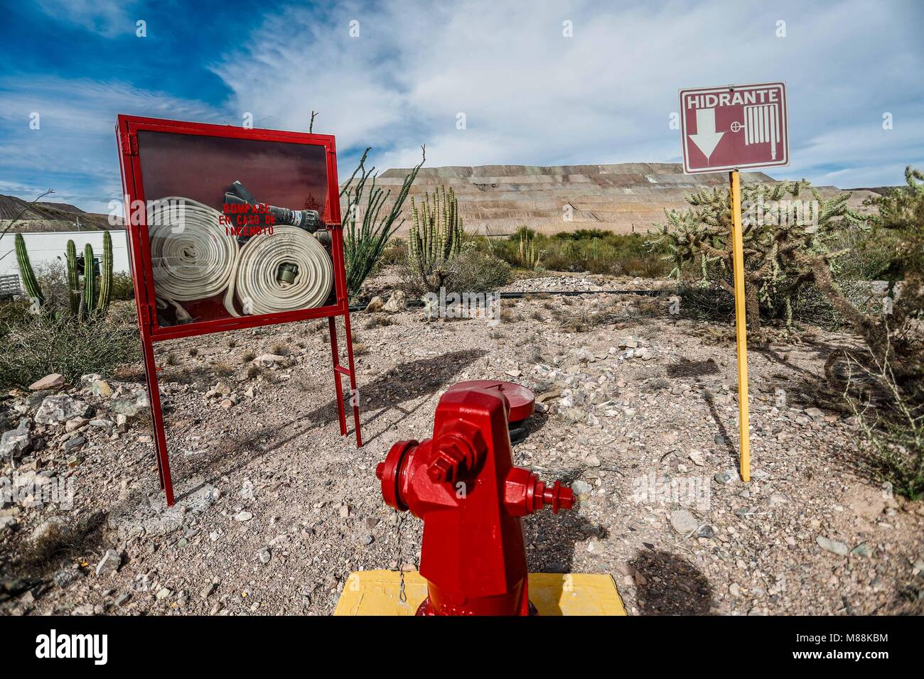Brandschutzeinrichtungen, Feuerlöscher, Schläuche und Wasser Buchten. Treffpunkt und Sicherheitsbeschilderung im Bergbau. Handschuhe, Helm und Weste. Stockfoto