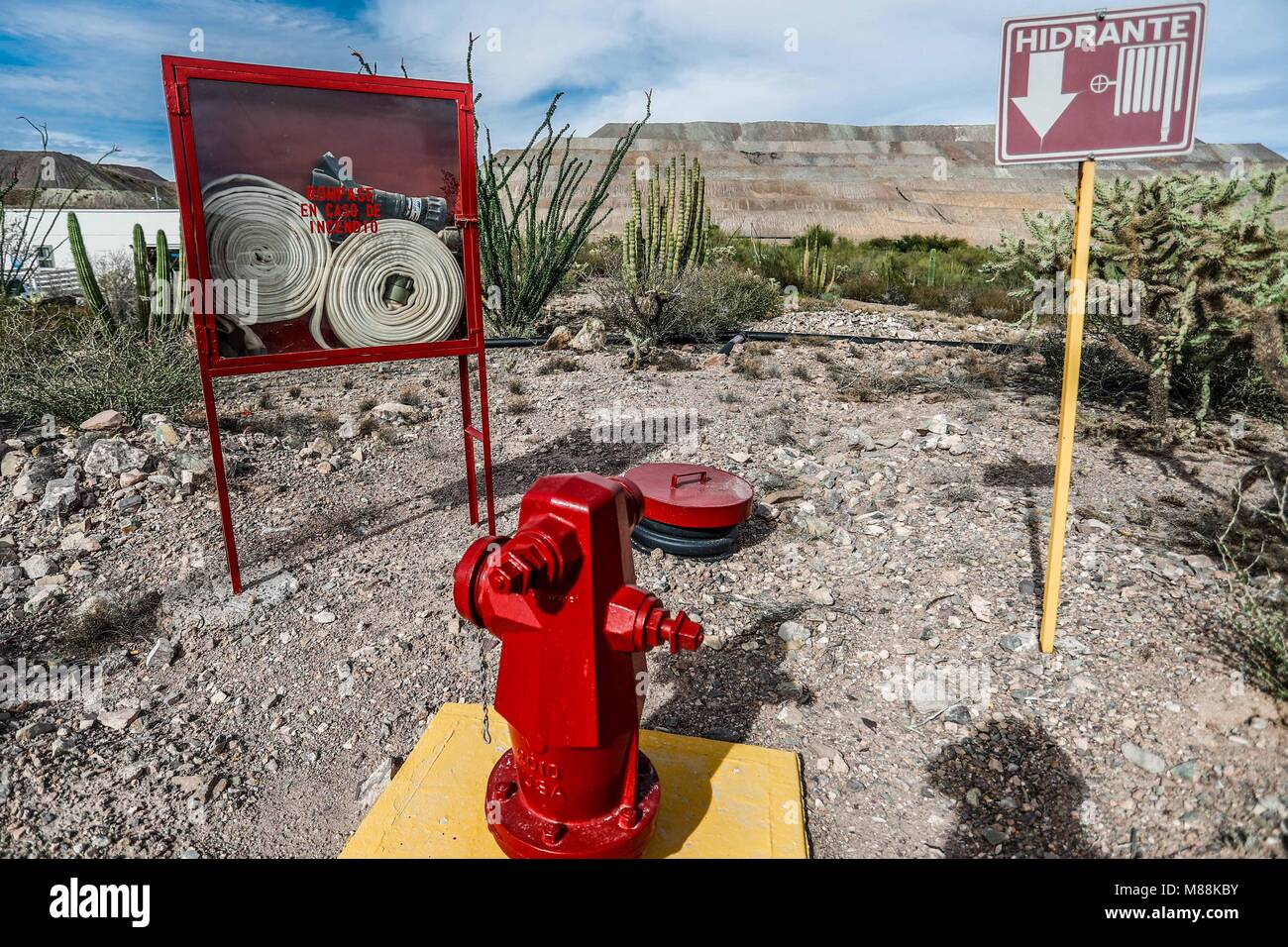 Brandschutzeinrichtungen, Feuerlöscher, Schläuche und Wasser Buchten. Treffpunkt und Sicherheitsbeschilderung im Bergbau. Handschuhe, Helm und Weste. Stockfoto
