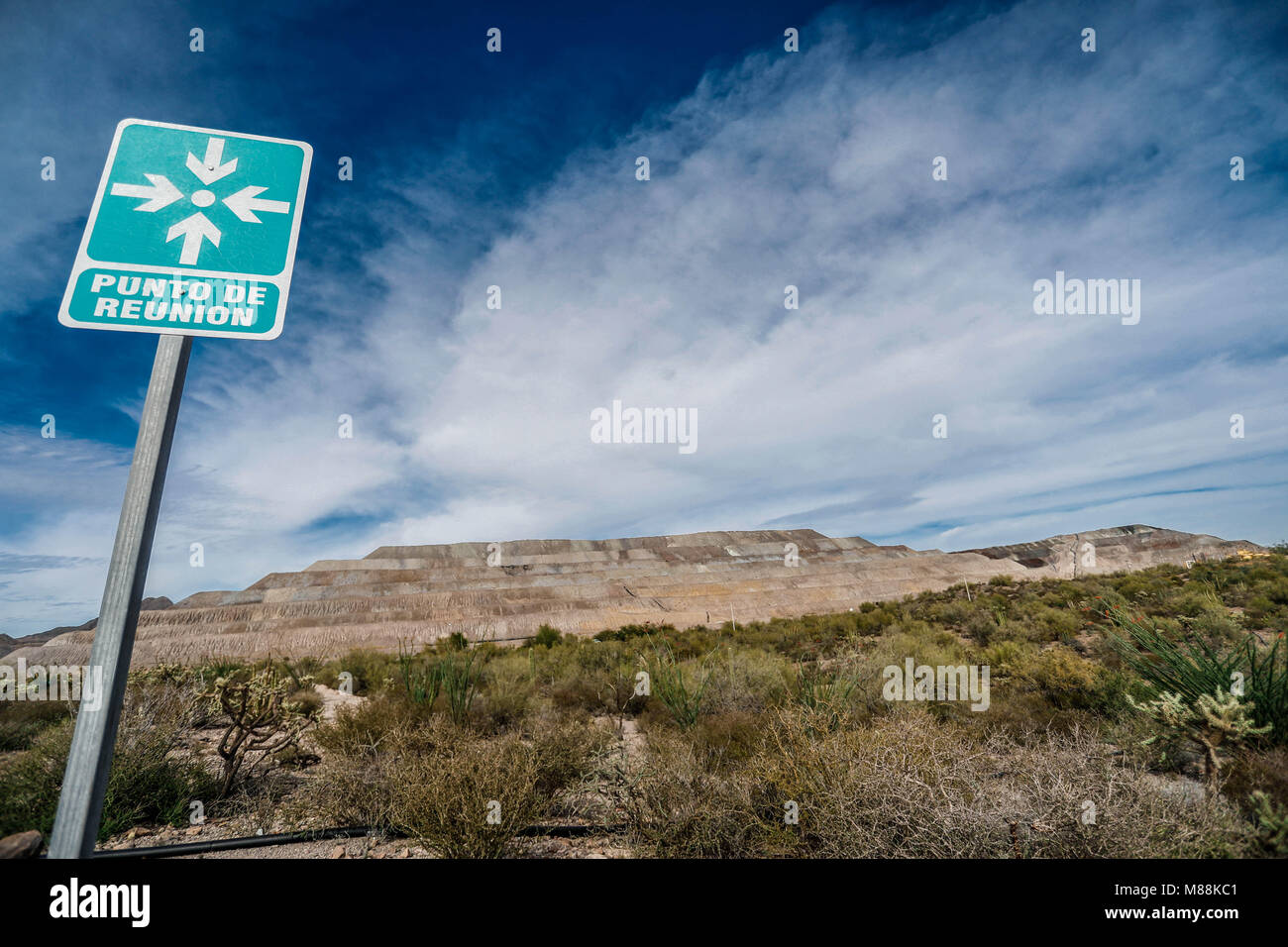 Brandschutzeinrichtungen, Feuerlöscher, Schläuche und Wasser Buchten. Treffpunkt und Sicherheitsbeschilderung im Bergbau. Handschuhe, Helm und Weste. Stockfoto