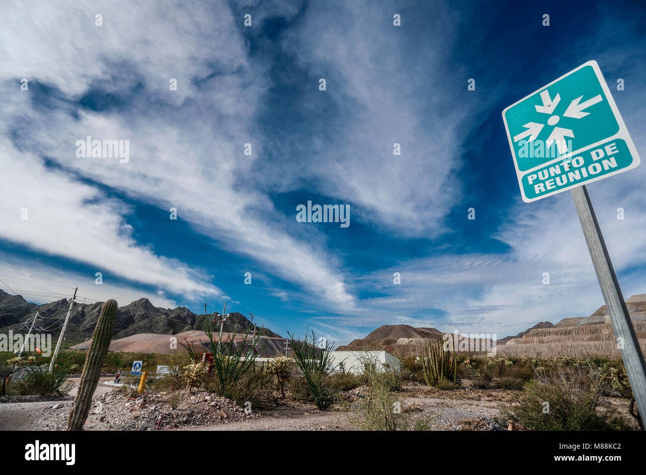 Brandschutzeinrichtungen, Feuerlöscher, Schläuche und Wasser Buchten. Treffpunkt und Sicherheitsbeschilderung im Bergbau. Handschuhe, Helm und Weste. Stockfoto