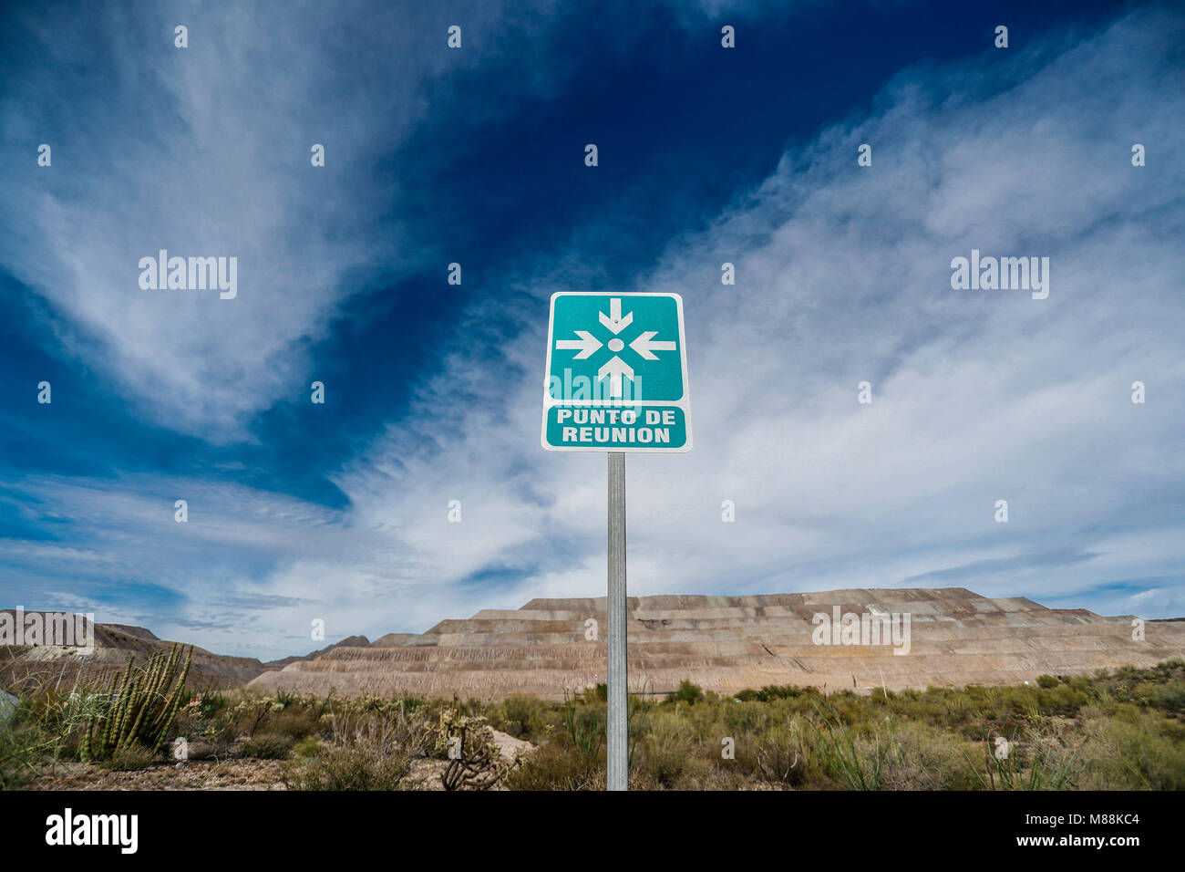 Brandschutzeinrichtungen, Feuerlöscher, Schläuche und Wasser Buchten. Treffpunkt und Sicherheitsbeschilderung im Bergbau. Handschuhe, Helm und Weste. Stockfoto