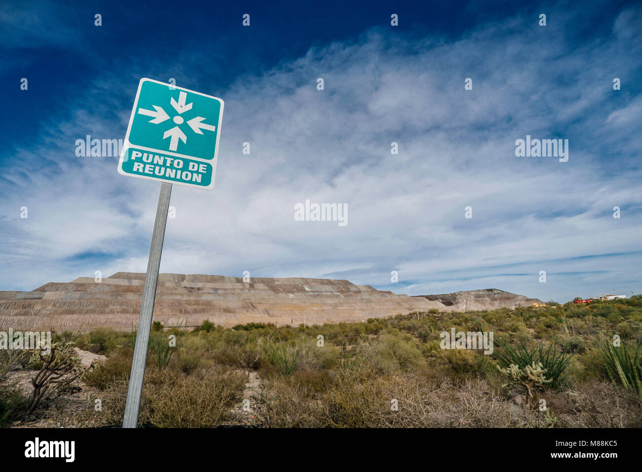 Brandschutzeinrichtungen, Feuerlöscher, Schläuche und Wasser Buchten. Treffpunkt und Sicherheitsbeschilderung im Bergbau. Handschuhe, Helm und Weste. Stockfoto