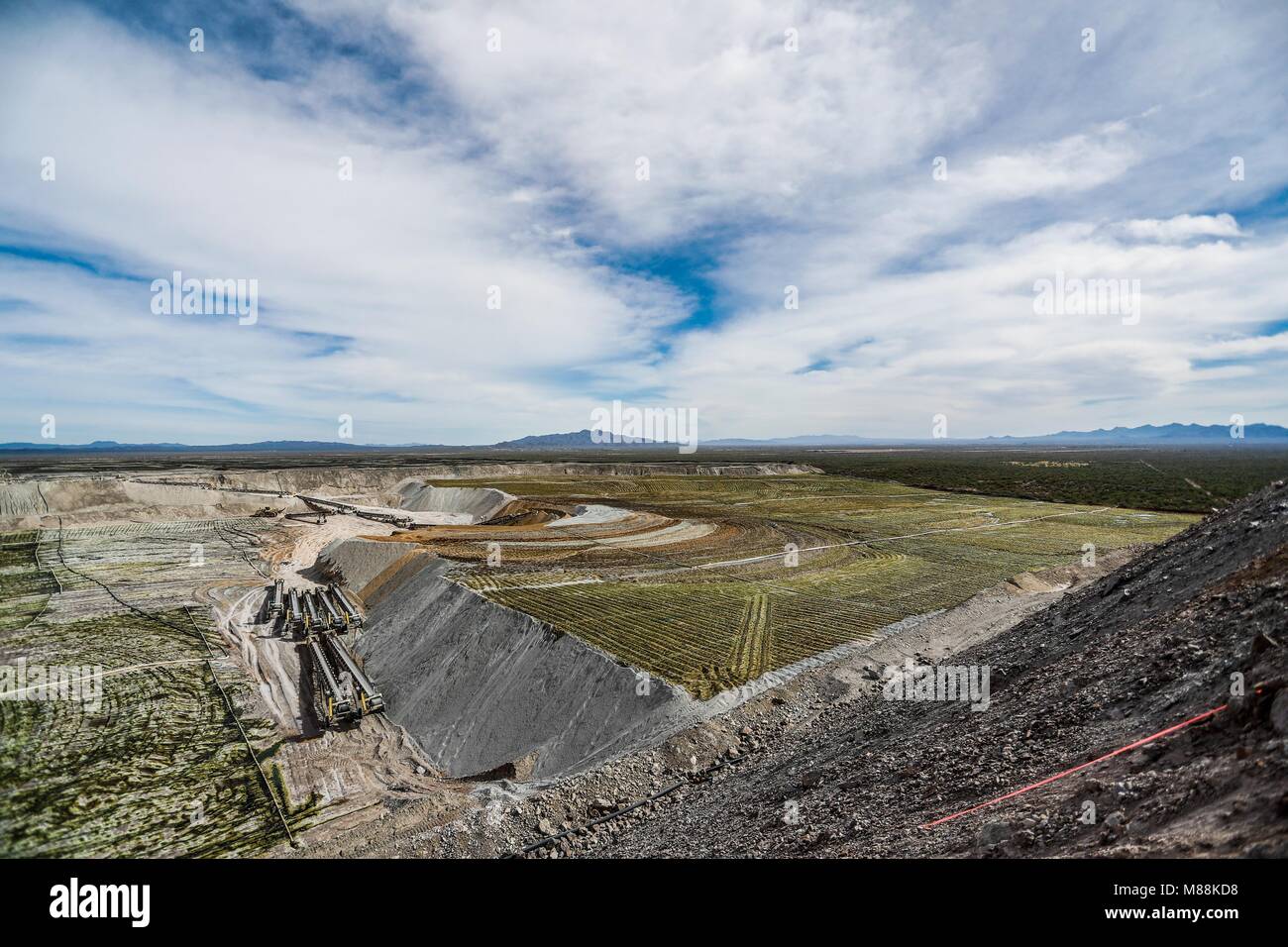 Versickerungsprozeß solide Extraktion von einem Felsen auf der Basis von Lösungsmittel flüssiger, fester pulverisiert. Bergbau, Chemie, Ökologie, Geologie, Anwendungen, Metallurgie, Stockfoto