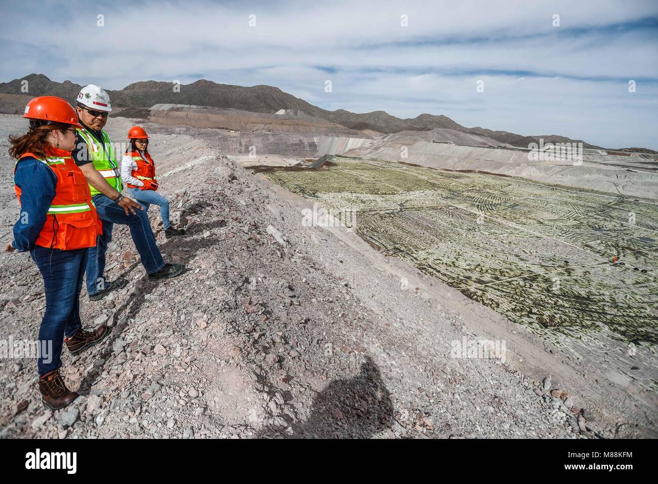 Versickerungsprozeß solide Extraktion von einem Felsen auf der Basis von Lösungsmittel flüssiger, fester pulverisiert. Bergbau, Chemie, Ökologie, Geologie, Anwendungen, Metallurgie, Stockfoto