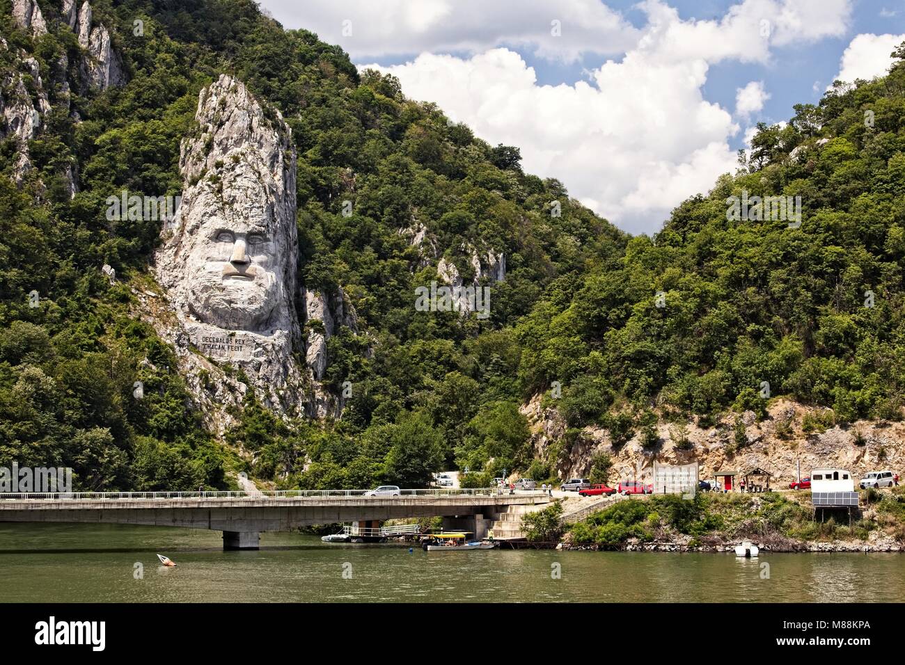 Touristen anzeigen Skulptur von DECEBABULUS AM UFER DER DONAU IN RUMÄNIEN Stockfoto