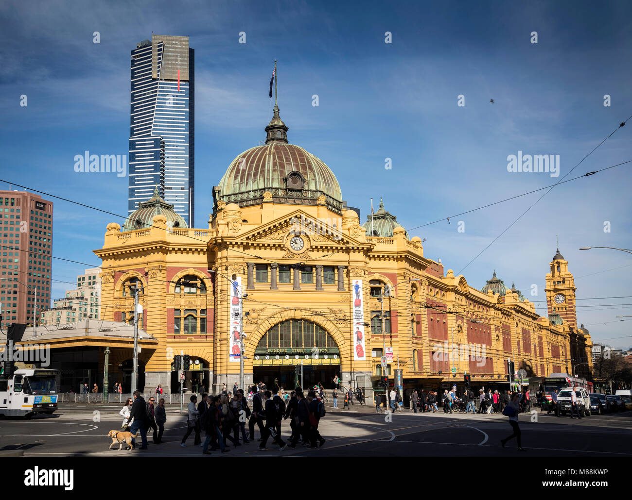 Street Scene außerhalb Sehenswürdigkeiten Flinders Street Station im Zentrum von Melbourne Australien Stockfoto