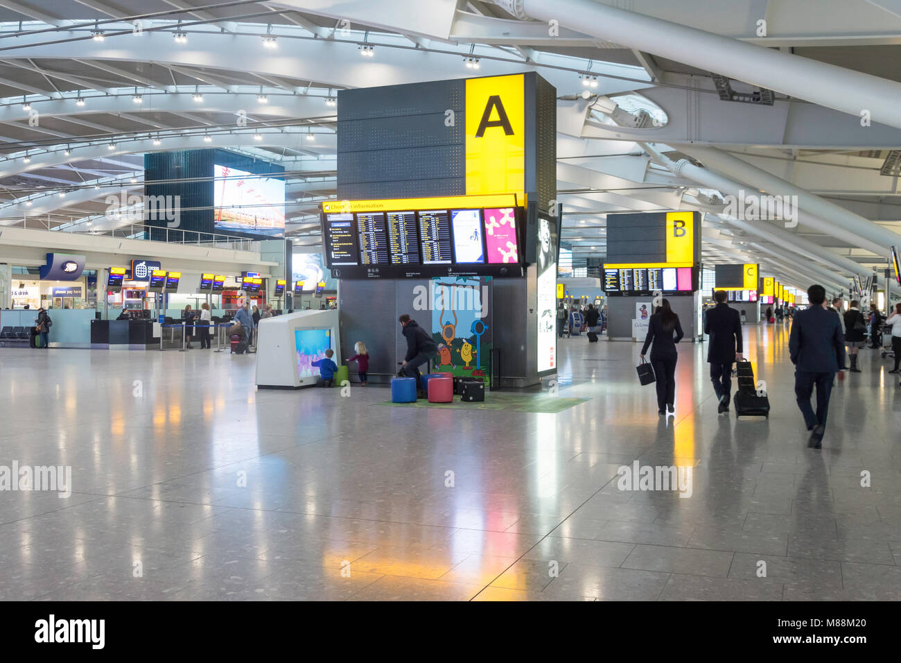 Abflugebene innen, Terminal 5, Flughafen Heathrow, London Borough of Hillingdon, Greater London, England, Großbritannien Stockfoto