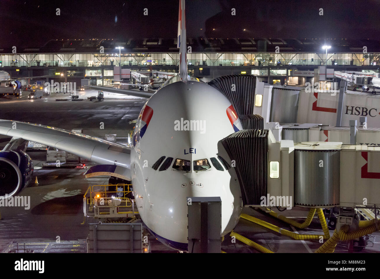 British Airways Airbus A380 in der Nacht, Terminal 5, Flughafen Heathrow, London Borough von Hounslow, Greater London, England, Vereinigtes Königreich Stockfoto