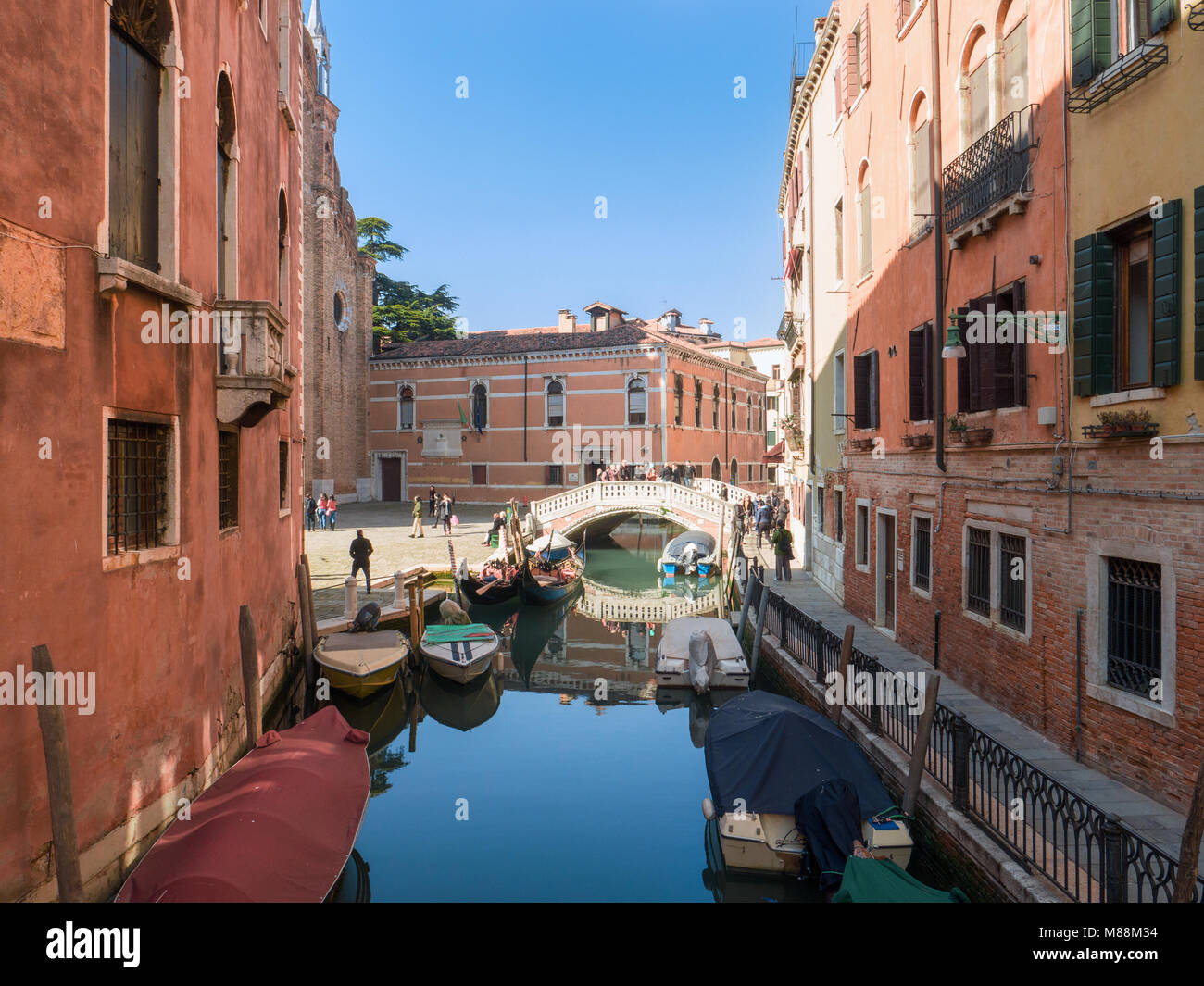Traumhafte Aussicht von einem charakteristischen Kanal in Venedig, Italien Stockfoto