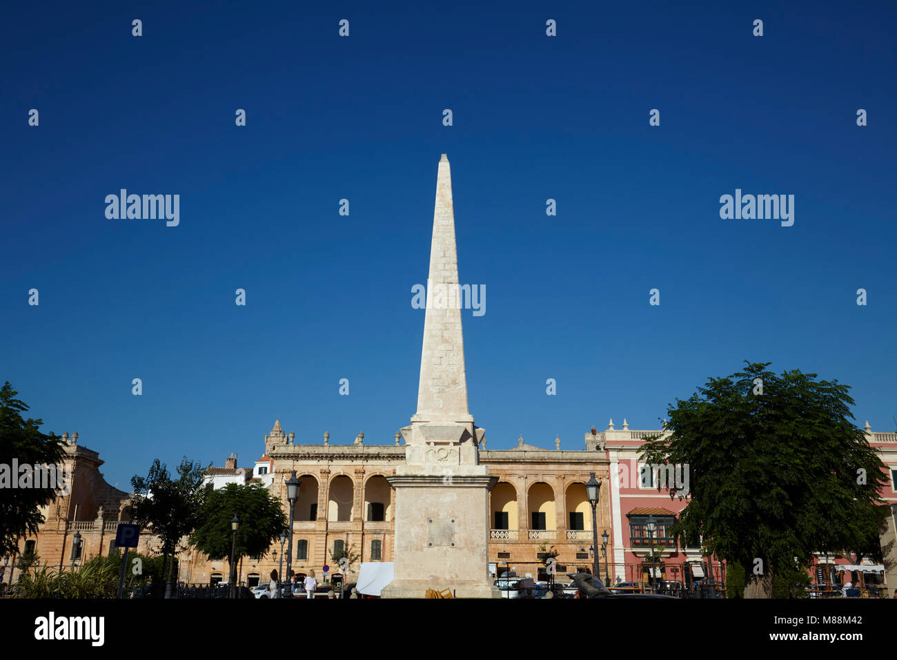 Geboren Square mit dem Obelisken in der Altstadt von Ciutadella, Menorca, Balearen, Spanien Stockfoto