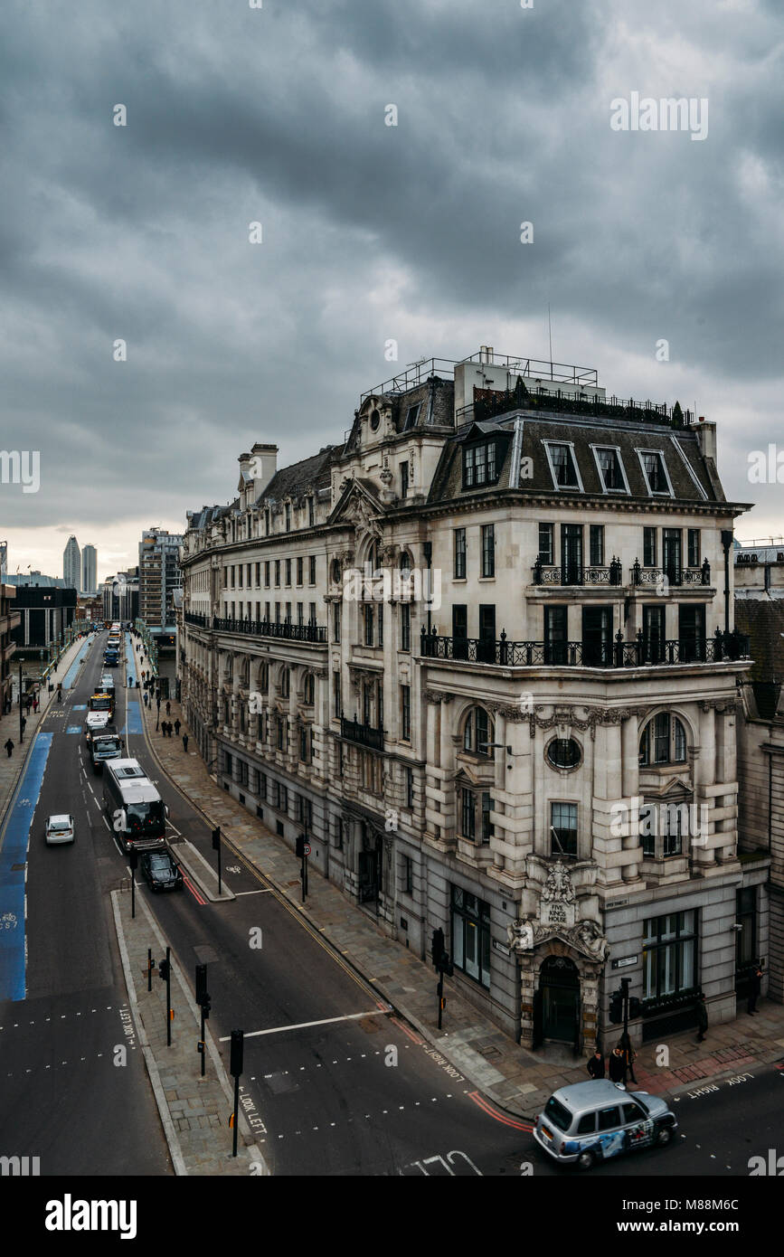 London, Großbritannien, 13. März 2018: Luftaufnahme der Ecke von Southwark Bridge und Upper Thames Street, in der City von London, England, Großbritannien Stockfoto