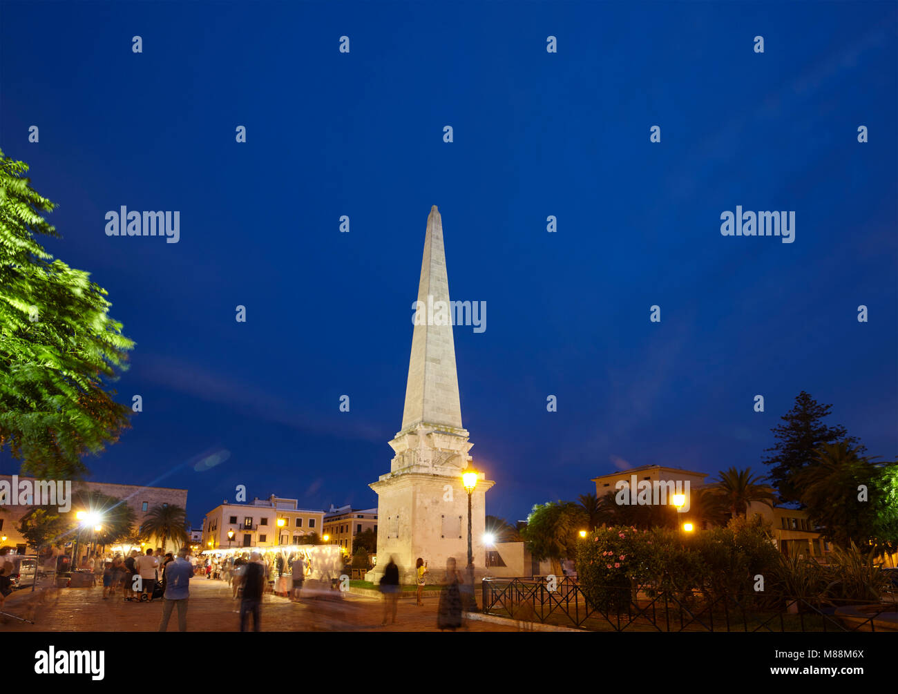 Geboren Square mit dem Obelisken in der Altstadt von Ciutadella, Menorca, Balearen, Spanien Stockfoto