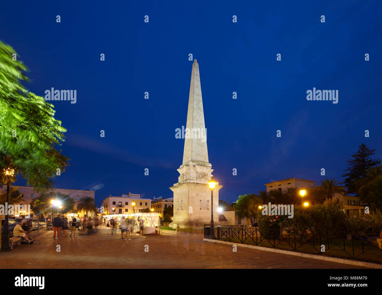 Geboren Square mit dem Obelisken in der Altstadt von Ciutadella, Menorca, Balearen, Spanien Stockfoto