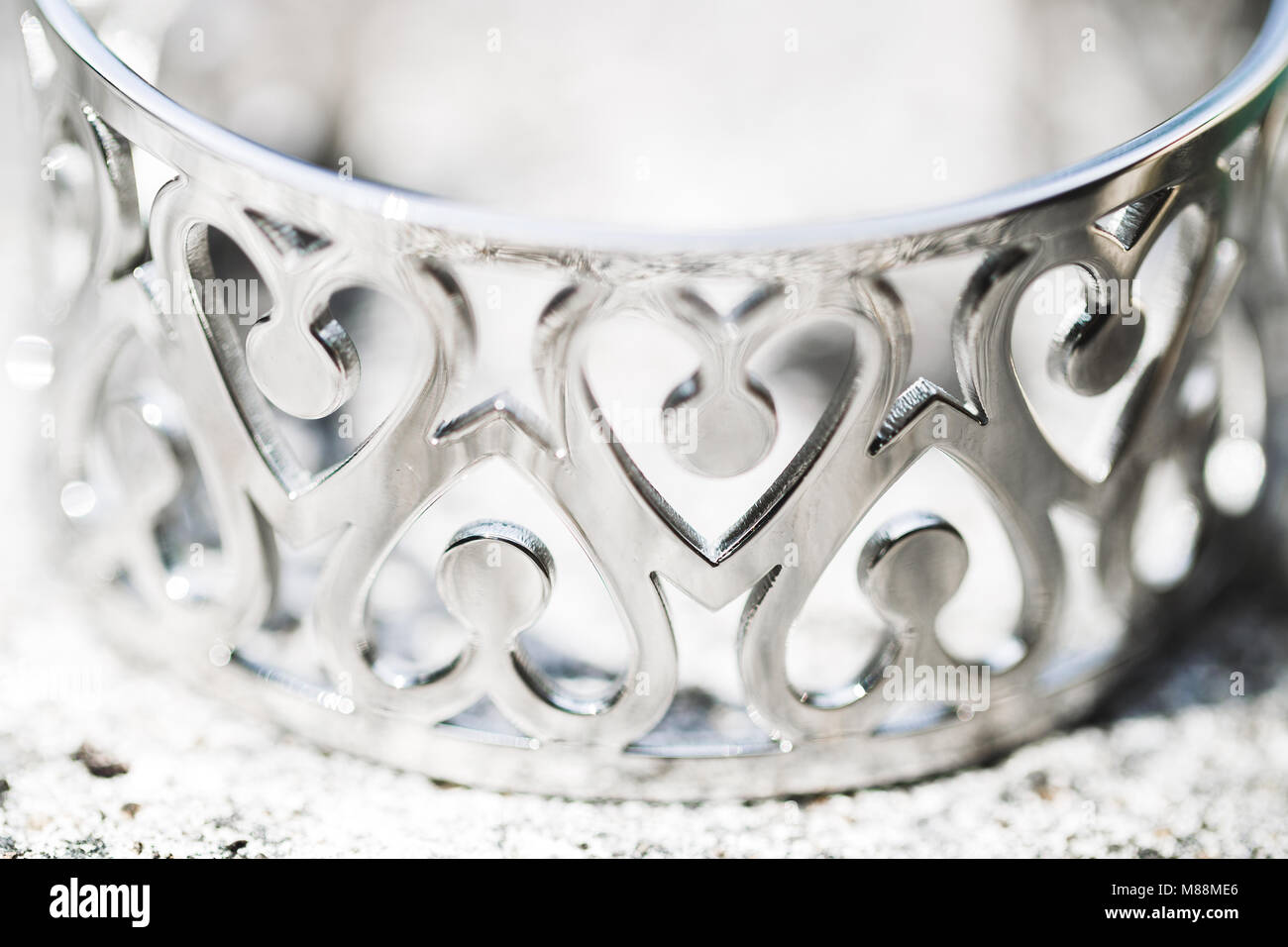Silber Armband mit Herz ornament Close-up. Hochzeit Zubehör Stockfoto