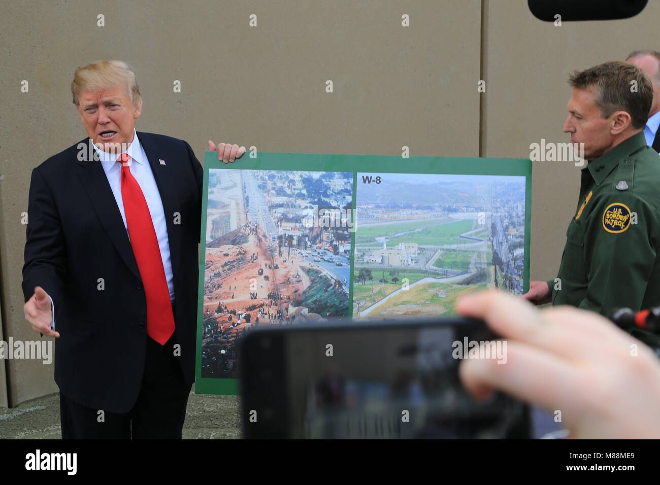Us-Präsident Donald Trump diskutiert die vorgeschlagenen Grenzmauer Prototypen neben Border Patrol Sektor Chief Rodney Scott März 13, 2018 in San Diego, Kalifornien. Stockfoto