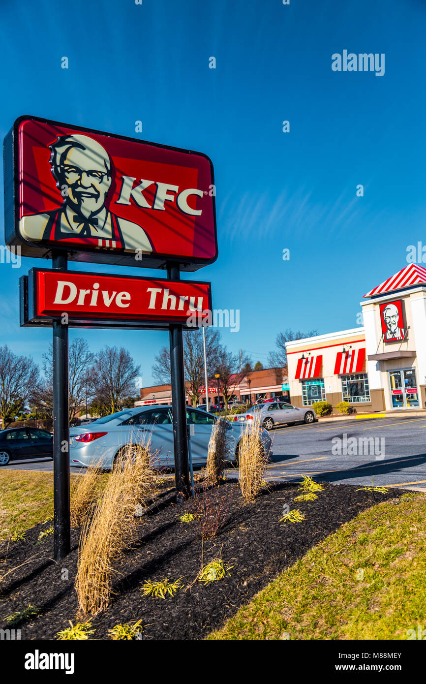 Lancaster, PA, USA - 19. Februar 2017: EIN KFC-Restaurant, früher bekannt als Kentucky Fried Chicken, ist eine US-amerikanische Fast-Food-Kette mit über 20.000 Stockfoto