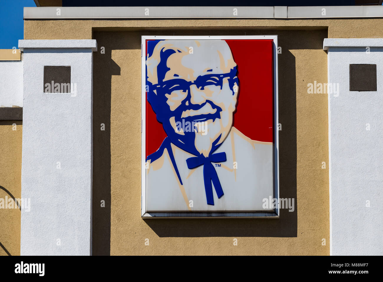 Lancaster, PA, USA - 27. Februar 2018: EIN KFC-Restaurant Zeichen, früher bekannt als Kentucky Fried Chicken, ist eine US-amerikanische Fast-Food-Kette mit über 20 Stockfoto