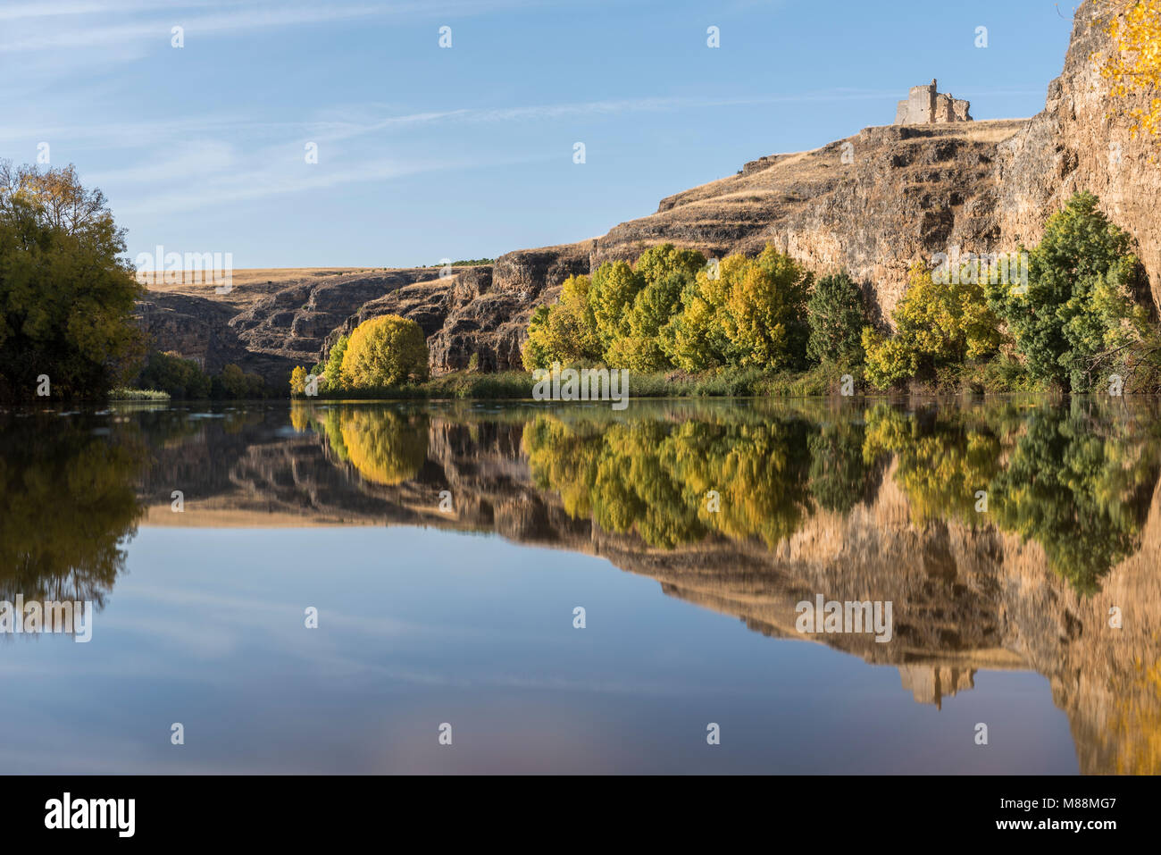 Spiegelung der Felswand mit Einsiedelei im Wasserreservoir Stockfoto